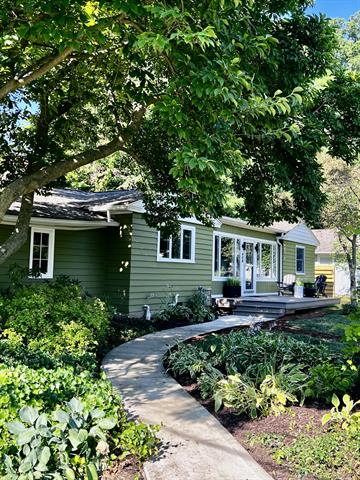 front view picture of 408 Mason Street, Saugatuck, MI. 49453