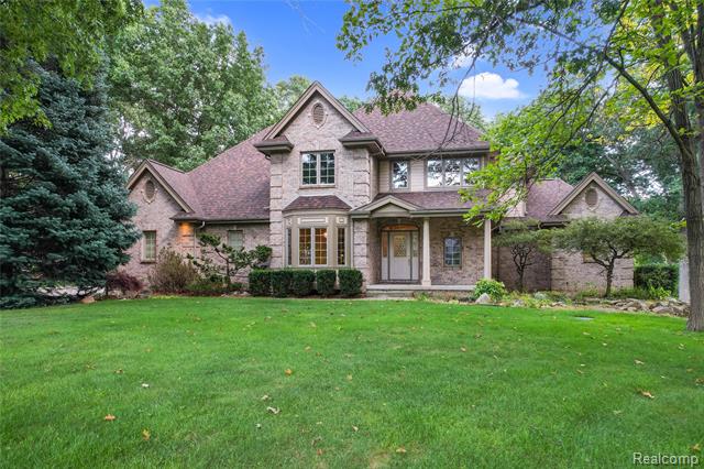 front view picture of 9065 Moonlight Bay, Pinckney, MI. 48169