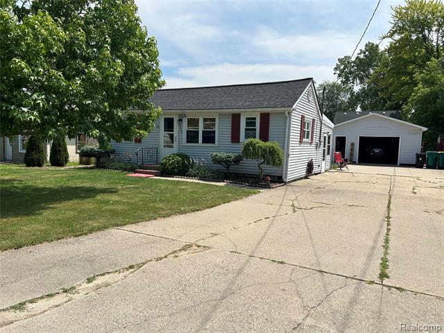front view picture of 3362 Lauria Road, Bay City, MI. 48706