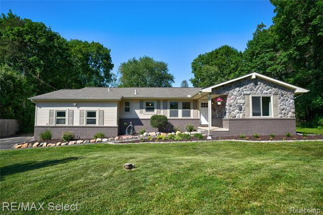 front view picture of 2456 N Tipsico Lake Road, Hartland, MI. 48353