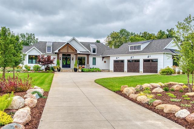 front view picture of 1015 Lakeside Drive, Owosso, MI. 48867