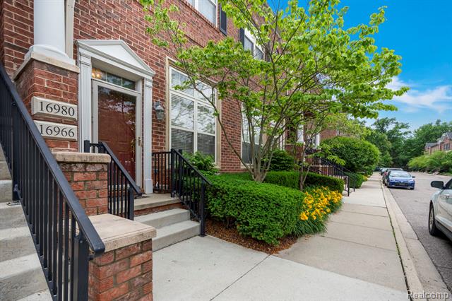 front view picture of 16966 Farmington Road, Livonia, MI. 48154