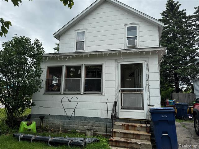 front view picture of 215 Stanton Street, Bay City, MI. 48708