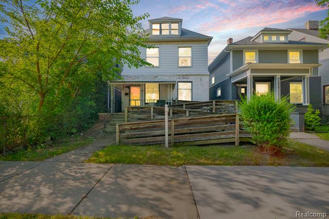 front view picture of 427 Melbourne Street, Detroit, MI. 48202