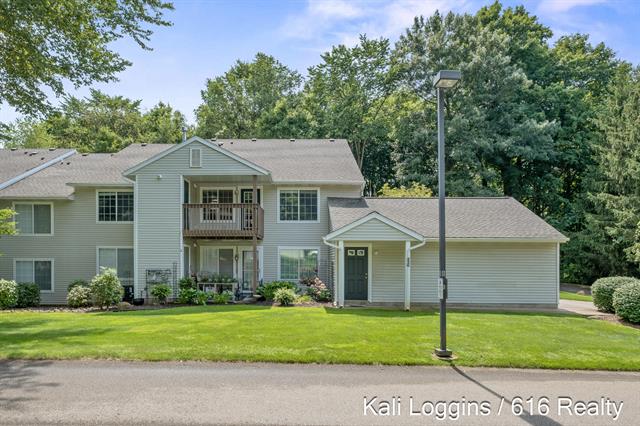 front view picture of 226 Hunters Lane Ne, Rockford, MI. 49341