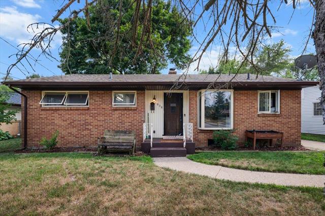 front view picture of 1908 4Th Street Nw, Grand Rapids, MI. 49504