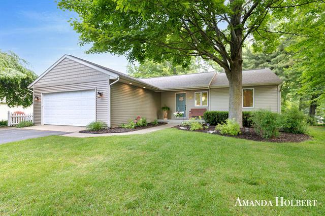 front view picture of 4305 Wintercress Drive Ne, Rockford, MI. 49341