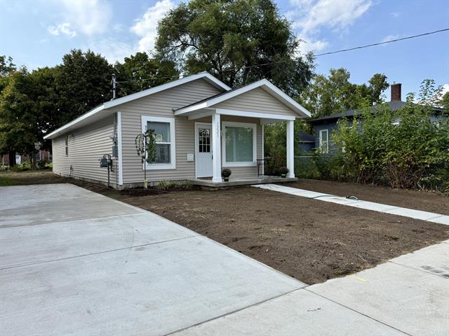 front view picture of 1221 Sanford Street, Muskegon, MI. 49441