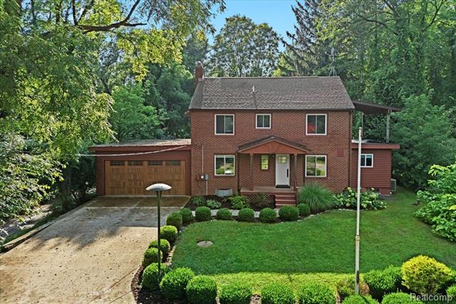 front view picture of 1350 Pettibone Lake Road, Highland, MI. 48356