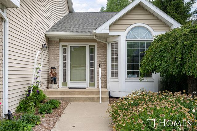 front view picture of 2359 Whimbrel Court Ne, Grand Rapids, MI. 49505