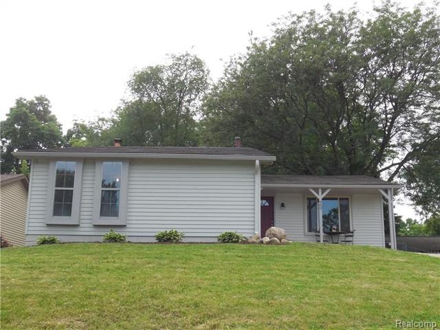 front view picture of 660 Woodingham Ave, Waterford, MI. 48328