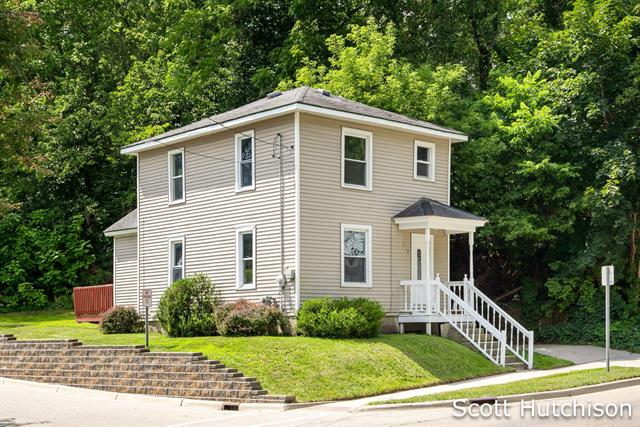 front view picture of 219 E Lincoln Avenue, Ionia, MI. 48846