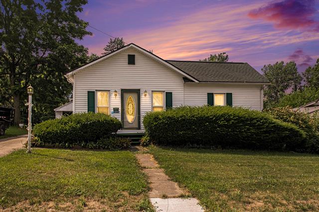 front view picture of 217 W State Street, Cassopolis, MI. 49031