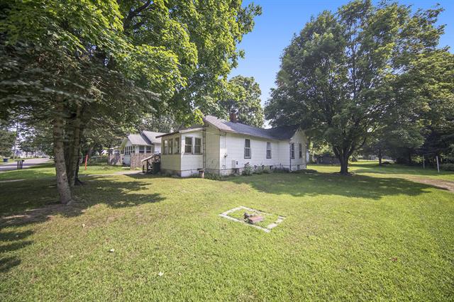 front view picture of 2405 Crest Avenue, Jackson, MI. 49203
