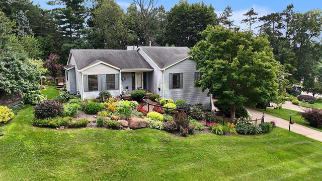 front view picture of 10700 Charring Cross Circle, Whitmore Lake, MI. 48189