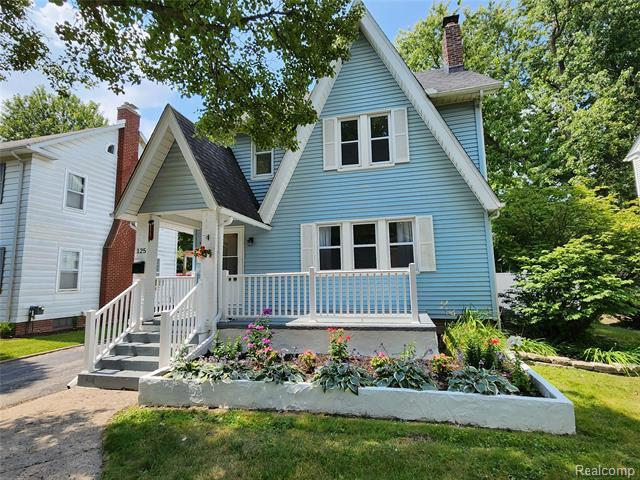 front view picture of 125 Gratiot Court Court, Saginaw, MI. 48602