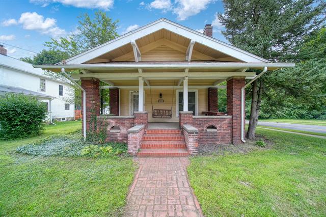 front view picture of 900 2Nd Street, Jackson, MI. 49203