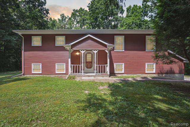 front view picture of 5849 Whispering Oaks Drive, Howell, MI. 48855