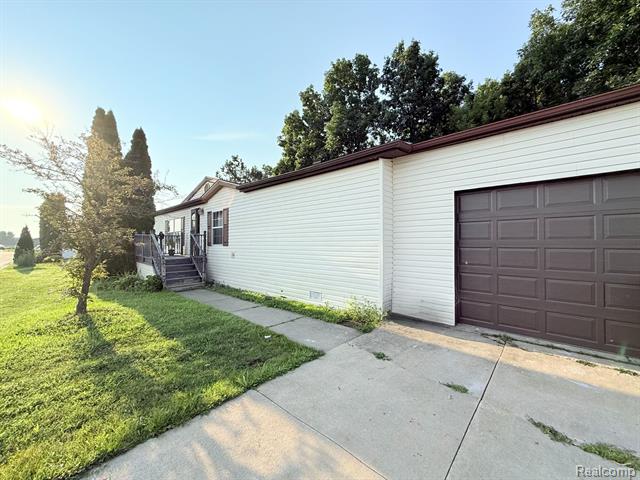 front view picture of 1928 White Oak Lane, Lot #260, Ypsilanti, MI. 48198