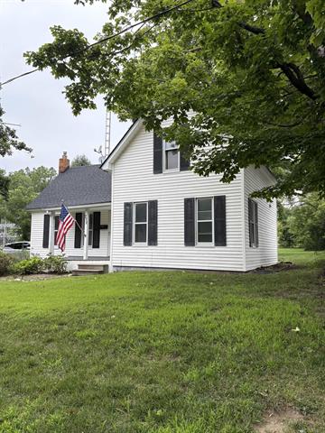 front view picture of 212 W Henry Street, Flushing, MI. 48433