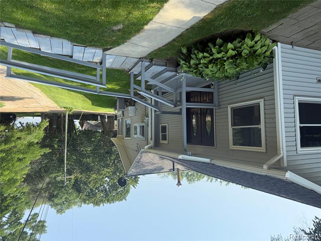 front view picture of 5905 Fonda Lake Drive, Brighton, MI. 48116
