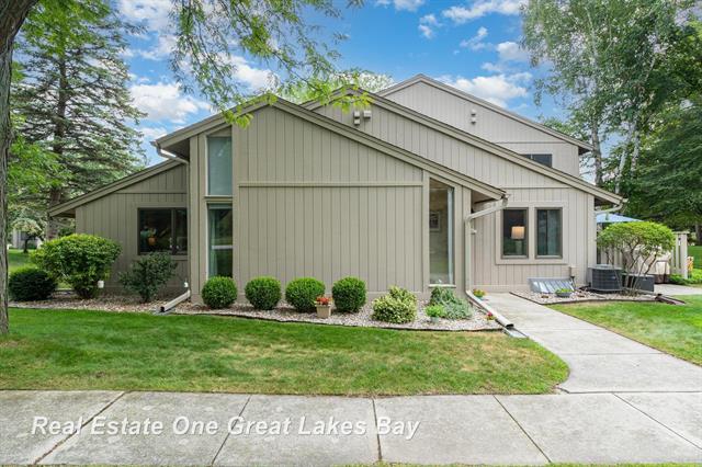 front view picture of 6217 Fairway Pines Drive, Bay City, MI. 48706