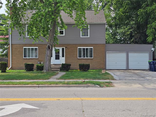 front view picture of 705 N Trumbull Street, Bay City, MI. 48708