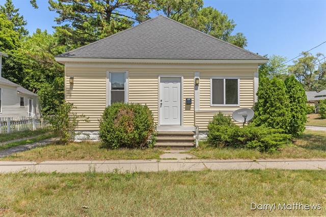front view picture of 374 W Southern Avenue, Muskegon, MI. 49441