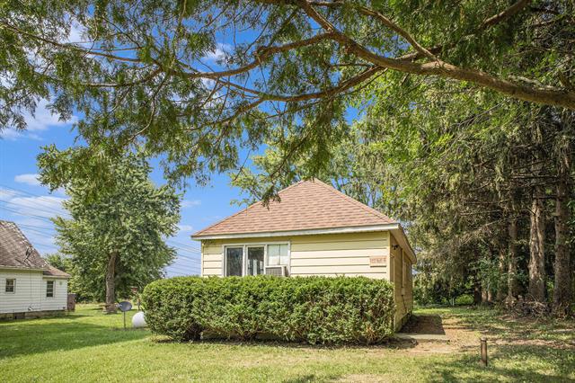 front view picture of 1423 Smith Street, Buchanan, MI. 49107