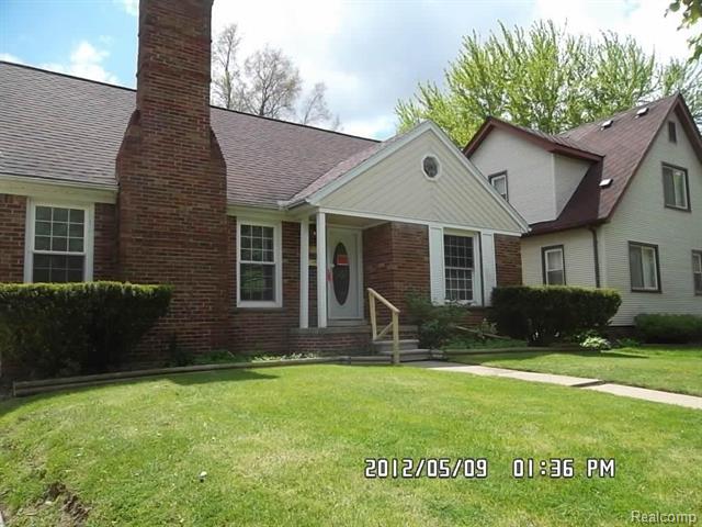 front view picture of 17 Illinois Ave, Pontiac, MI. 48341