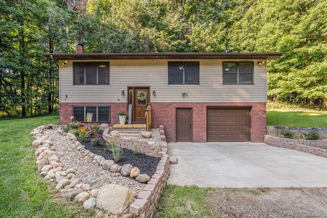 front view picture of 2645 Oak Forest Road, Buchanan, MI. 49107