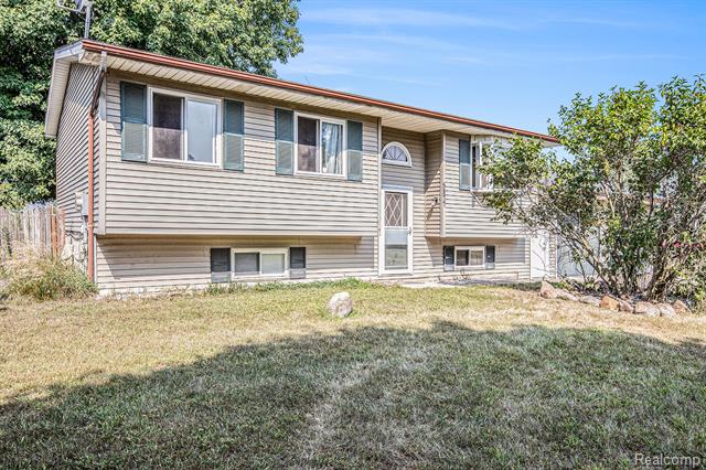 front view picture of 5877 Southwood Street, North Branch, MI. 48461