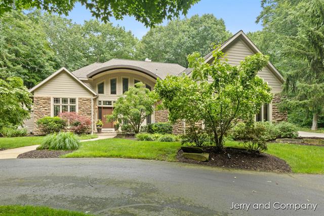 front view picture of 16941 Shore Oaks East Lane, Holland, MI. 49424