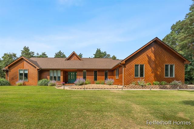front view picture of 111 Sagamore Trail Se, Lowell, MI. 49331