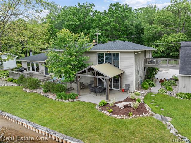 front view picture of 5370 Edgelake Drive, Pinckney, MI. 48169
