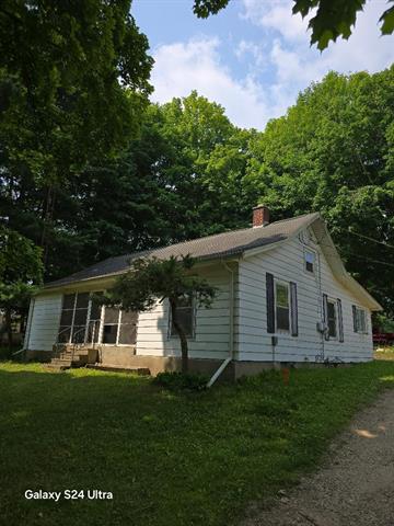 front view picture of 12402 Red Bud Trail N, Buchanan, MI. 49107