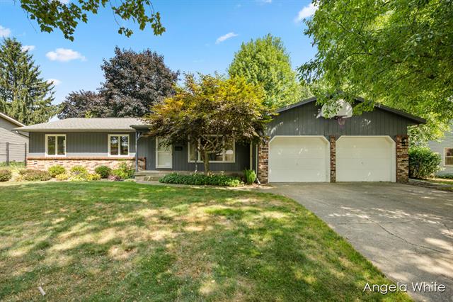 front view picture of 130 Centennial Avenue Nw, Grand Rapids, MI. 49504