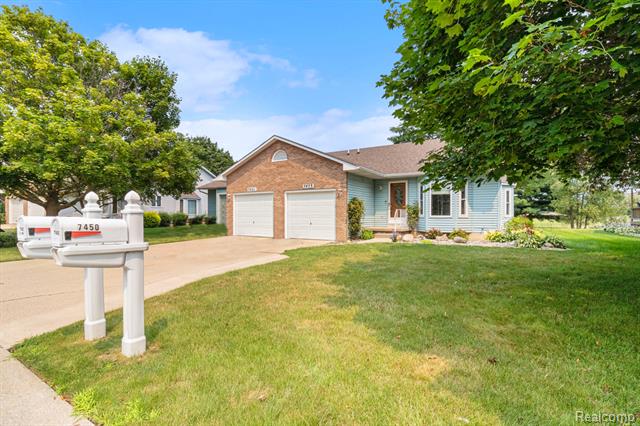 front view picture of 7453 Country Meadow Drive, Swartz Creek, MI. 48473