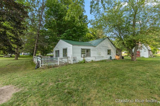 front view picture of 15026 Meddler Avenue, Gowen, MI. 49326