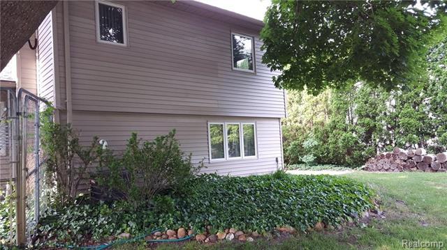 front view picture of 10401 Degrand Dr, White Lake, MI. 48386