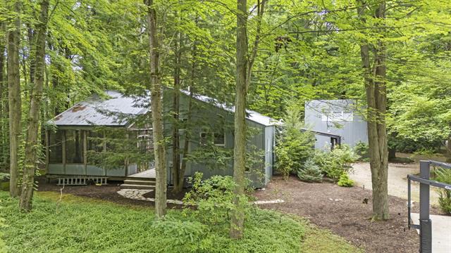 front view picture of 12330 Betty May Avenue, Sawyer, MI. 49125