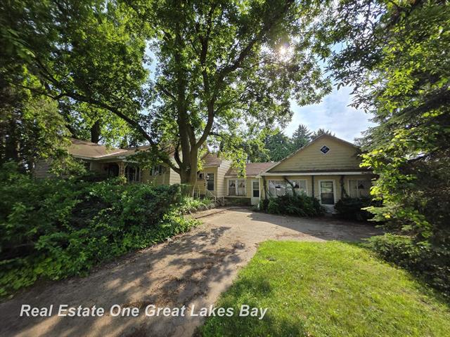 front view picture of 27 N Grout Road, Gladwin, MI. 48624