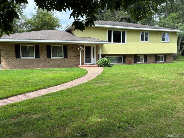 front view picture of 2488 Sharma Lane, Howell, MI. 48843