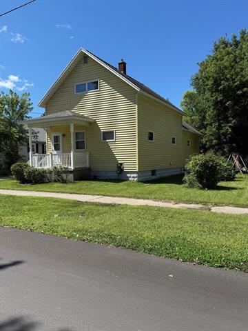 front view picture of 704 Engelman Street, Manistee, MI. 49660