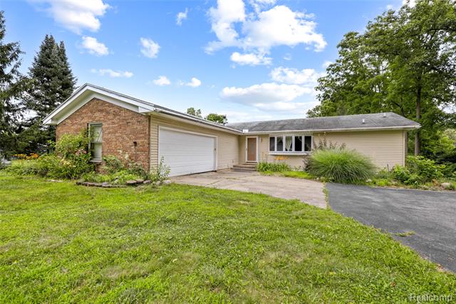 front view picture of 7109 Maple Dale Road, Jackson, MI. 49201