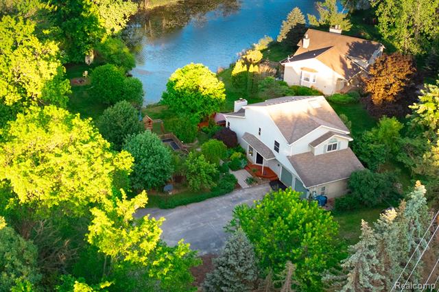 front view picture of 751 Lochaven Rd, Waterford, MI. 48327