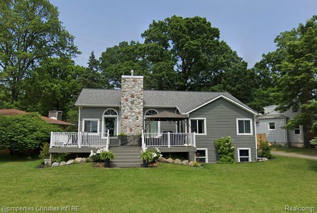 front view picture of 623 Lakeside Dr, Waterford, MI. 48328