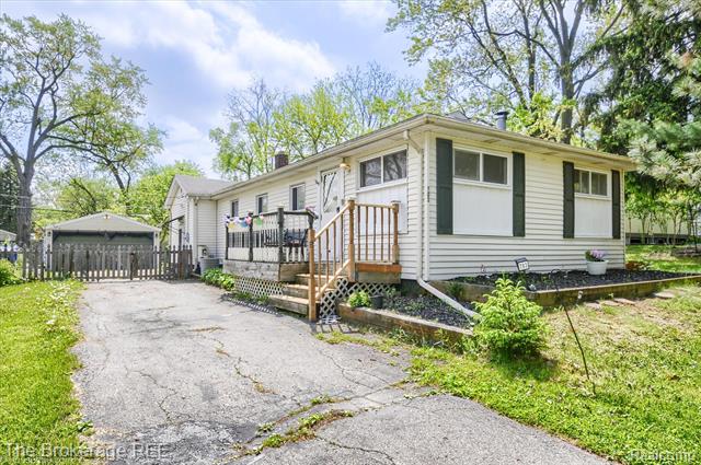 front view picture of 703 Cedarlawn Rd, Waterford, MI. 48328