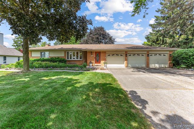 front view picture of 345 Beverly Island Dr, Waterford, MI. 48328