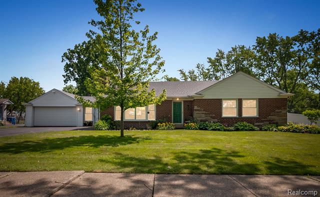 front view picture of 187 Gateway Dr, Waterford, MI. 48328
